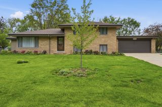 212 E Monterey Avenue, Schaumburg, IL 60193