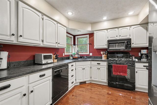 17172 Cherokee Trail, Three Rivers, MI 49093