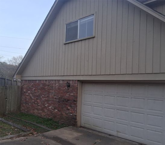 2 Woodcliff Drive, Texarkana, TX 75503