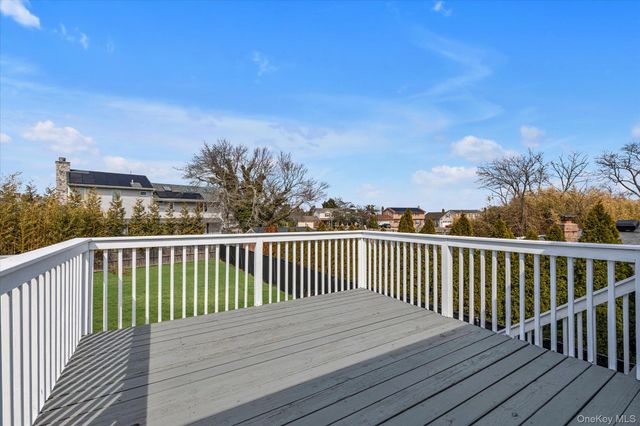 35 Lee Avenue, Babylon, NY 11702