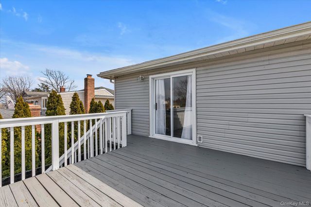 35 Lee Avenue, Babylon, NY 11702