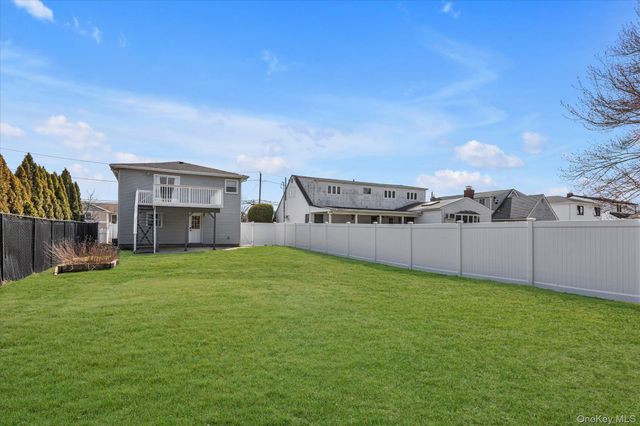 35 Lee Avenue, Babylon, NY 11702