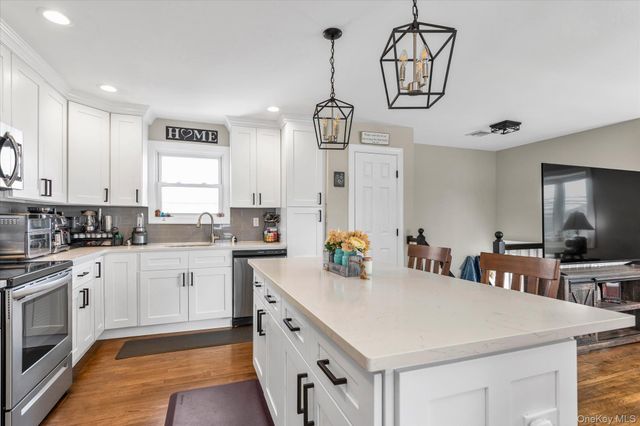 35 Lee Avenue, Babylon, NY 11702