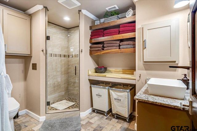 21437 Waterfront Drive, Chandler, TX 75758