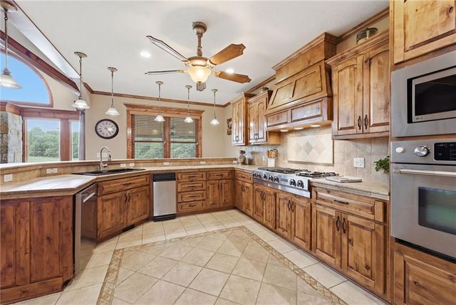 8980 Rowen Road, De Soto, KS 66018