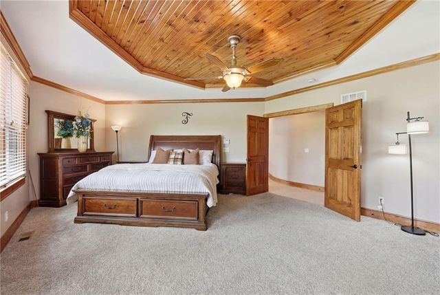 8980 Rowen Road, De Soto, KS 66018