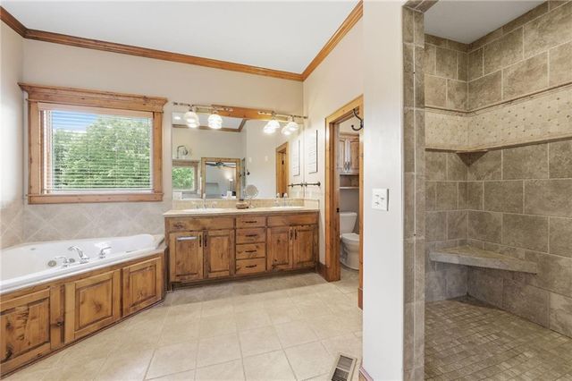 8980 Rowen Road, De Soto, KS 66018