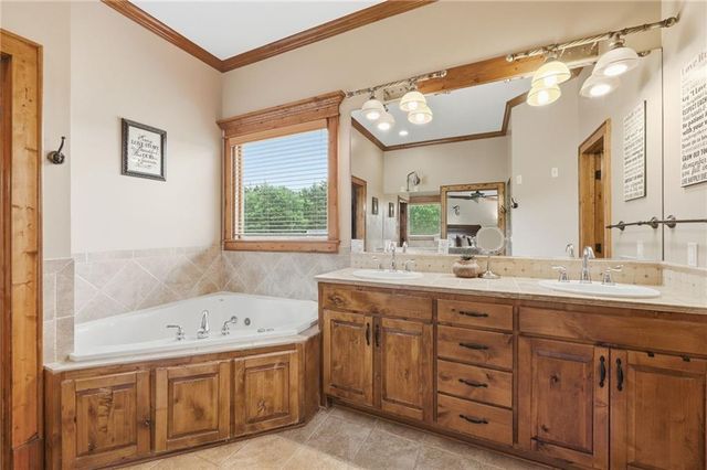 8980 Rowen Road, De Soto, KS 66018