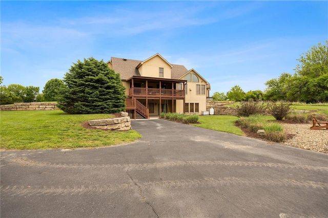 8980 Rowen Road, De Soto, KS 66018