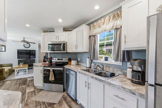 11 Daisy Drive, Pittsfield, NH 03263