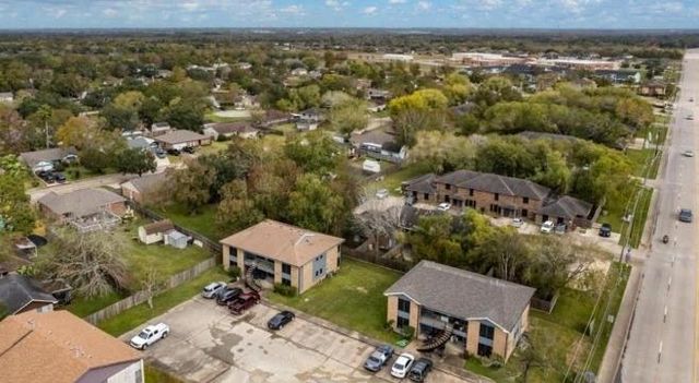 4027 Briarglen Drive, Dickinson, TX 77539