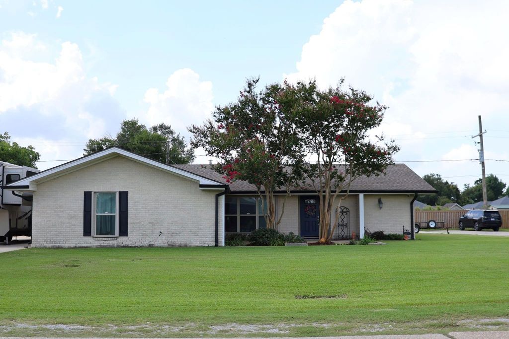 300 Estate Dr, Houma, LA 70364