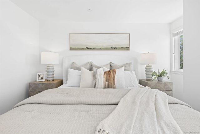 215 2nd St 101, Encinitas, CA 92024