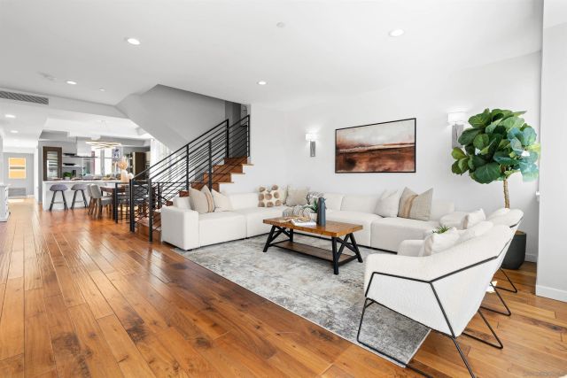 215 2nd St 101, Encinitas, CA 92024