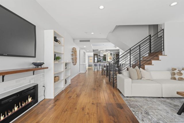 215 2nd St 101, Encinitas, CA 92024