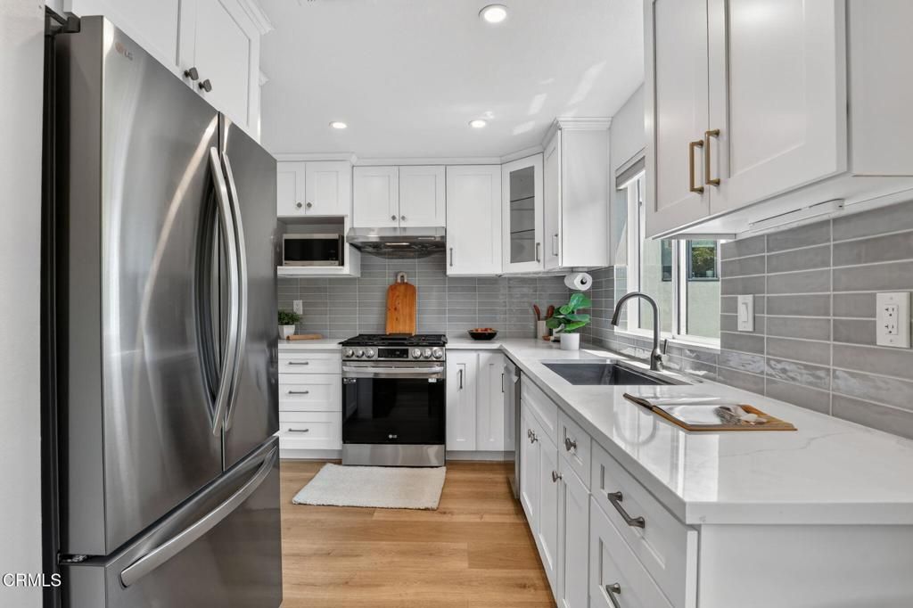Image 14 of property listing at 657 S Marengo Avenue 4, Pasadena, CA 91106