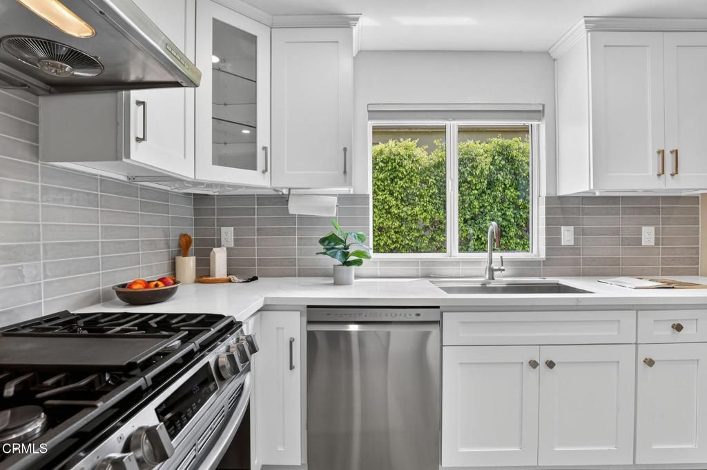 Image 15 of property listing at 657 S Marengo Avenue 4, Pasadena, CA 91106