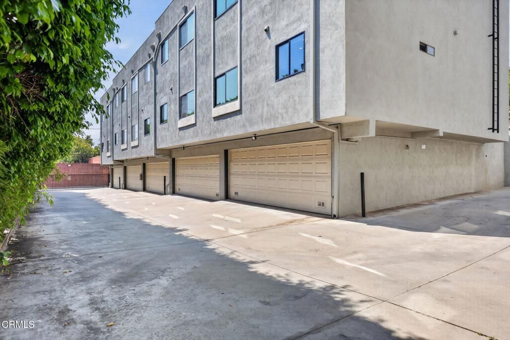Image 42 of property listing at 657 S Marengo Avenue 4, Pasadena, CA 91106