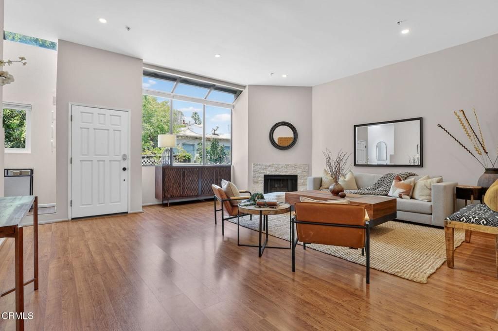 Image 5 of property listing at 657 S Marengo Avenue 4, Pasadena, CA 91106