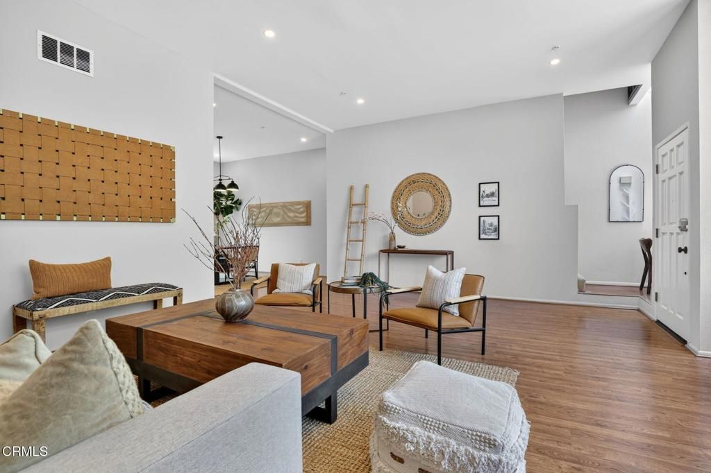 Image 8 of property listing at 657 S Marengo Avenue 4, Pasadena, CA 91106