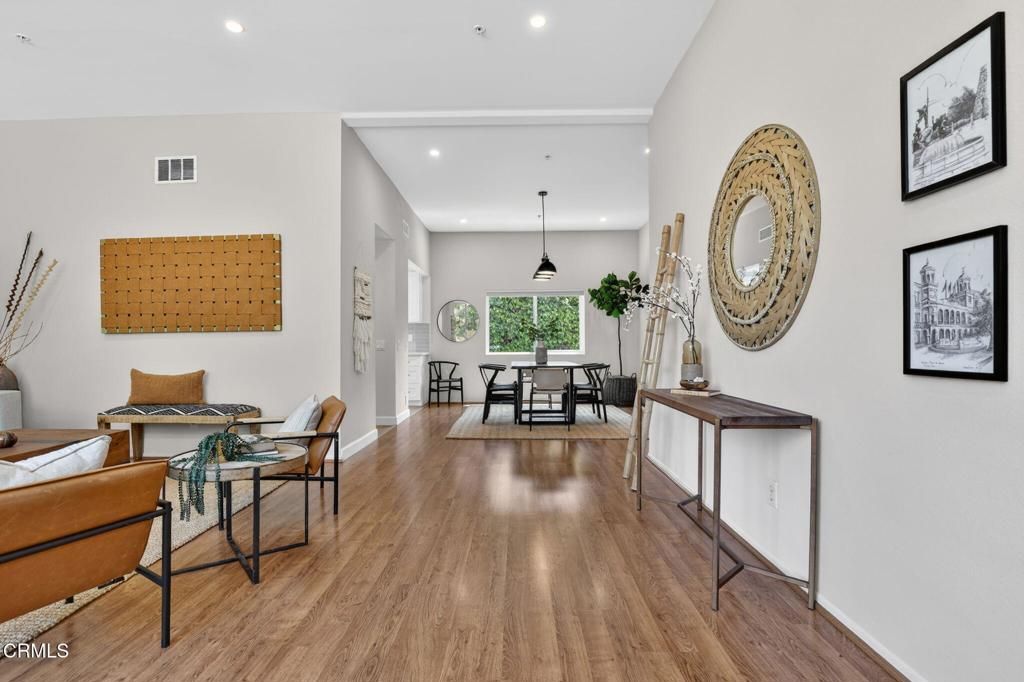 Image 9 of property listing at 657 S Marengo Avenue 4, Pasadena, CA 91106