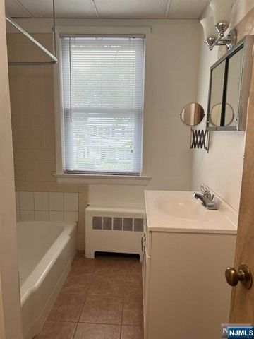 211 Paterson Avenue 2nd Fl, Midland Park, NJ 07432