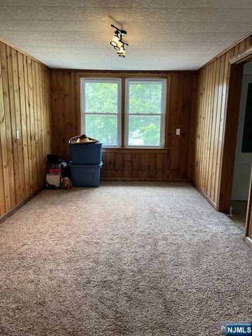 211 Paterson Avenue 2nd Fl, Midland Park, NJ 07432