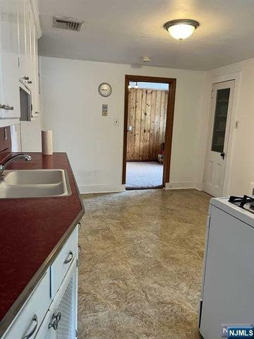 211 Paterson Avenue 2nd Fl, Midland Park, NJ 07432