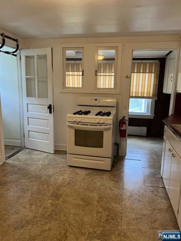 211 Paterson Avenue 2nd Fl, Midland Park, NJ 07432