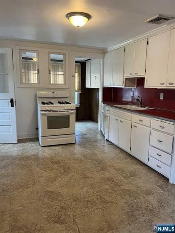 211 Paterson Avenue 2nd Fl, Midland Park, NJ 07432
