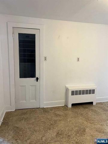 211 Paterson Avenue 2nd Fl, Midland Park, NJ 07432