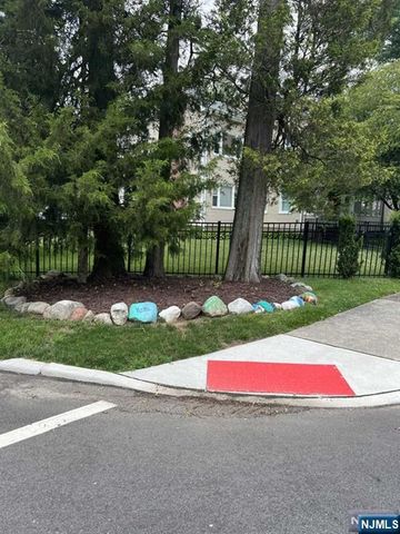 211 Paterson Avenue 2nd Fl, Midland Park, NJ 07432