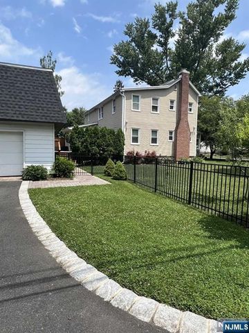 211 Paterson Avenue 2nd Fl, Midland Park, NJ 07432