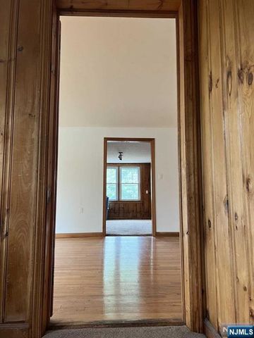 211 Paterson Avenue 2nd Fl, Midland Park, NJ 07432