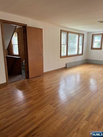 211 Paterson Avenue 2nd Fl, Midland Park, NJ 07432