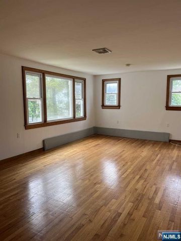211 Paterson Avenue 2nd Fl, Midland Park, NJ 07432