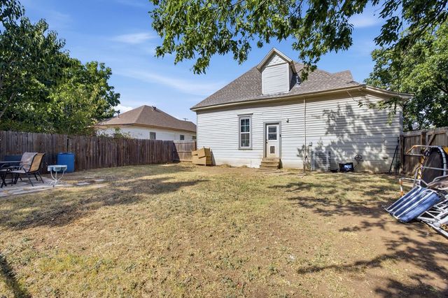 303 N Douglas Avenue, Cleburne, TX 76033