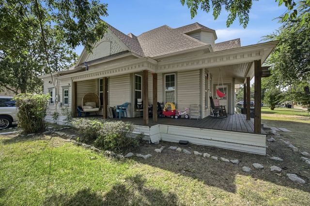 303 N Douglas Avenue, Cleburne, TX 76033