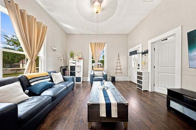 303 N Douglas Avenue, Cleburne, TX 76033