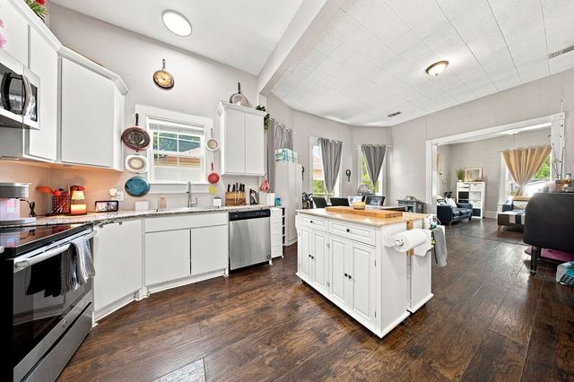 303 N Douglas Avenue, Cleburne, TX 76033