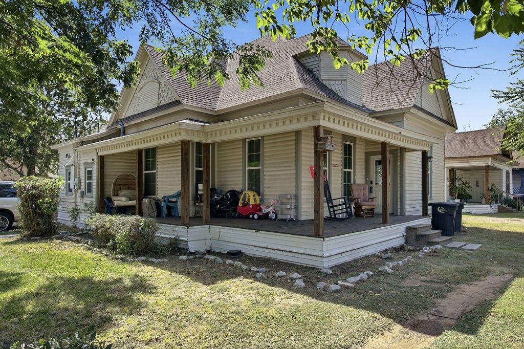 303 N Douglas Avenue, Cleburne, TX 76033