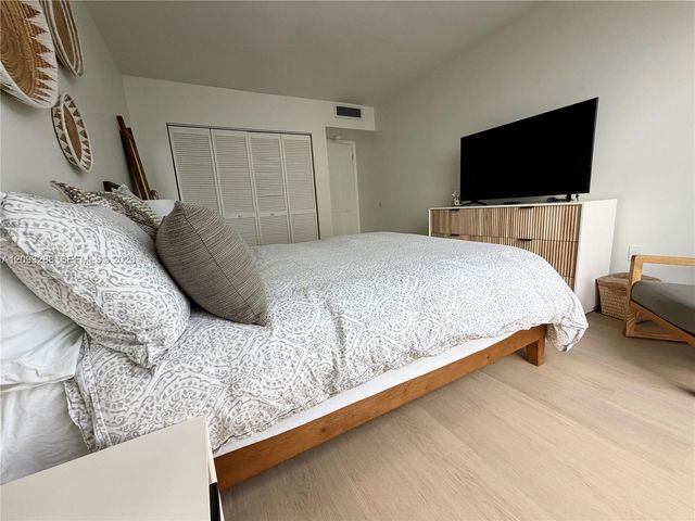 9721 E Bay Harbor Drive 5A, Bay Harbor Islands, FL 33154