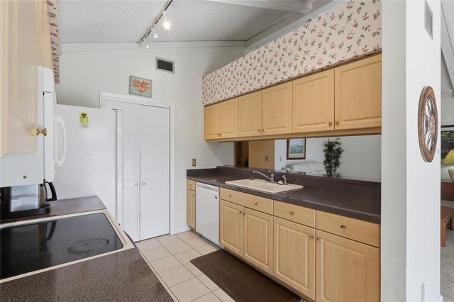 6811 TWELVE OAKS BOULEVARD, Tampa, FL 33624