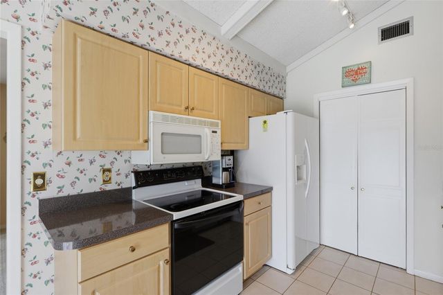 6811 TWELVE OAKS BOULEVARD, Tampa, FL 33624