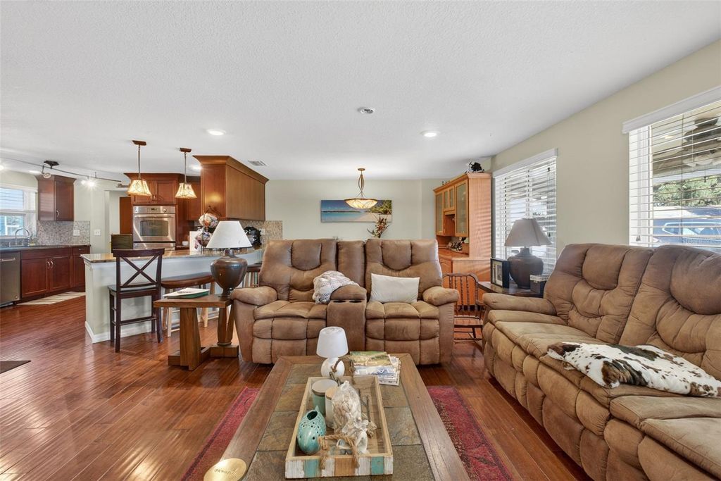 Image 10 of property listing at 6724 AMUNDSON STREET, Tampa, FL 33634