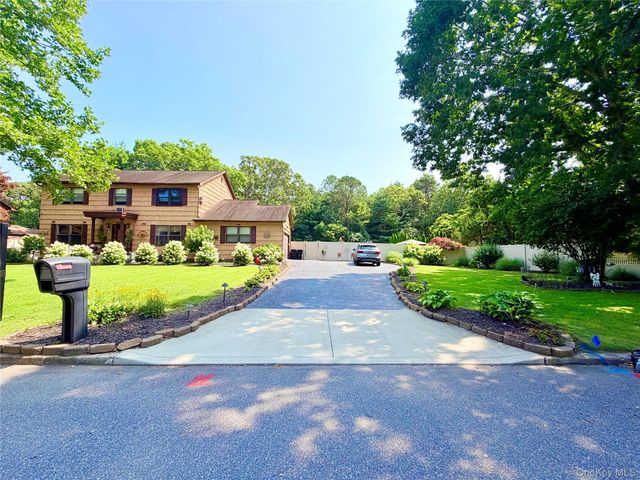 4 John Vincent Court, Centereach, NY 11720