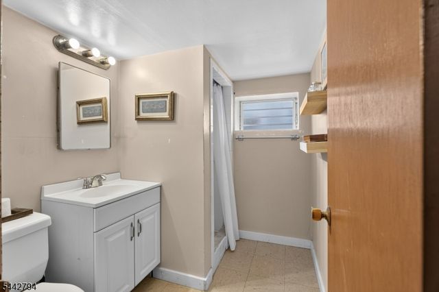 114 Ellington St, East Orange City, NJ 07017