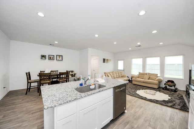 2039 Woodlark Way, Sealy, TX 77474