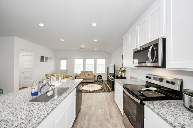 2039 Woodlark Way, Sealy, TX 77474