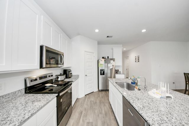 2039 Woodlark Way, Sealy, TX 77474